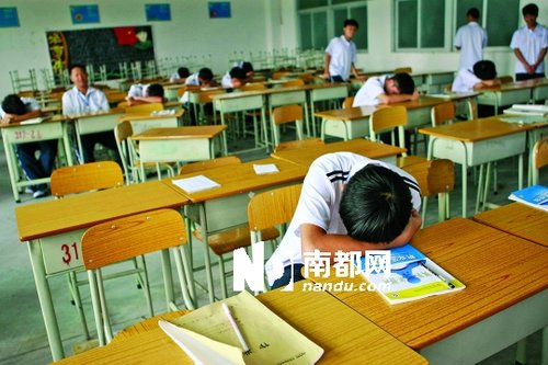 东莞一职校新生减半 学校逼老师转岗做保安