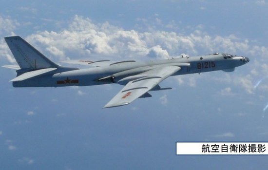 中国2架轰6轰炸机飞经冲绳海域 日战机升空