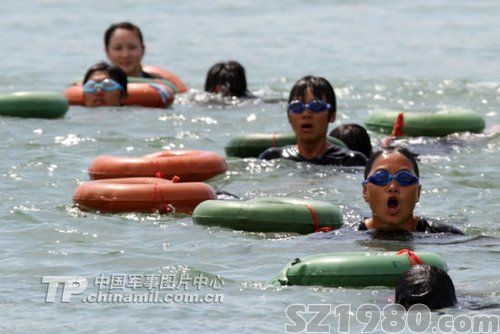 资料图：海军陆战队武装泅渡