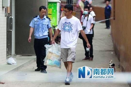 <p>    警方从现场取走物证。</p><p>    南都记者 霍健斌 摄</p>