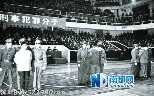     1986年2月19日，上海市中级人民法院在静安体育馆宣布市高院下达的对陈小蒙、胡晓阳、葛志文执行死刑的命令。 资料图片