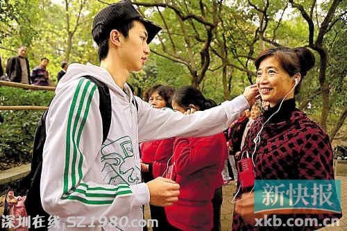 广州男子自费千元给广场舞大妈送耳机 求 默舞 