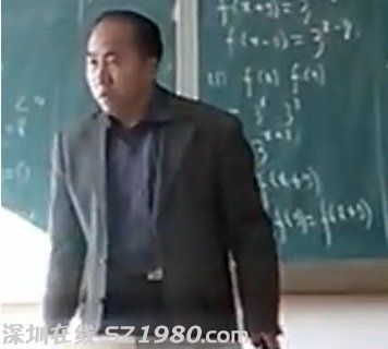 数学老师与女生课堂上演全武行 持本子互扇