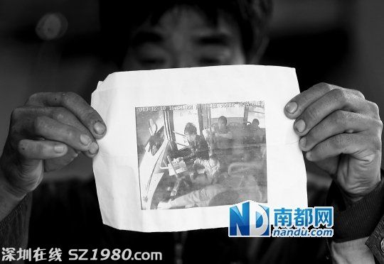 东莞路边摄像头拍下陌生男拐走2岁半男童