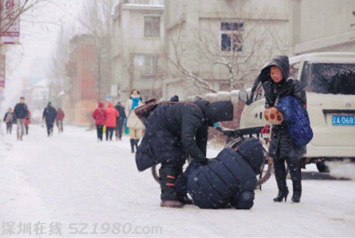 大爷雪中被撞倒