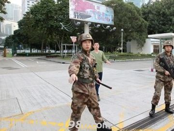  港独 分子闯驻港部队总部 呼解放军撤出香港