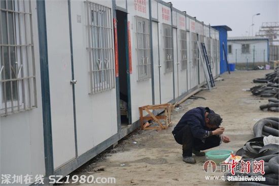 成都工人柜族生活环境曝光 每天6元住集装箱当柜族