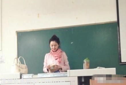 大学美女老师酷似刘诗诗 男生出勤率爆表(组图)