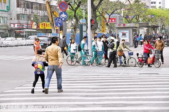 佛山禅城警方查闯红灯 四天处罚340多行人