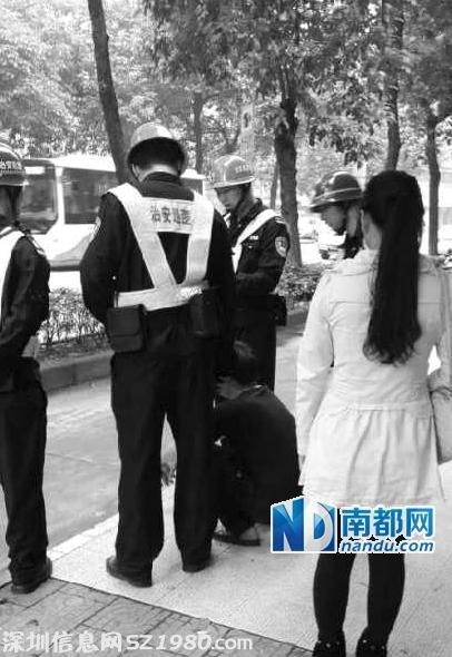 珠海靓女街头边走边玩手机 遭身后男袭胸