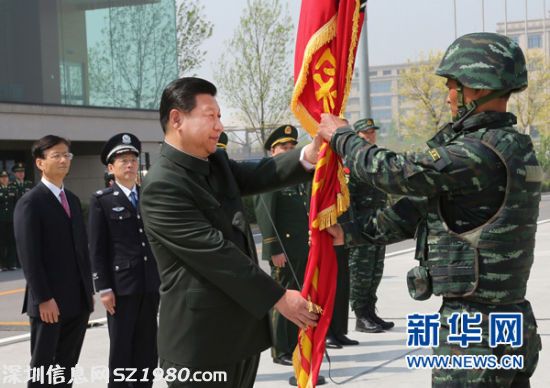 4月9日，中共中央总书记、国家主席、中央军委主席习近平视察中国人民武装警察部队特种警察学院并为 猎鹰突击队 授旗。这是习近平将队旗郑重授予 猎鹰突击队 大队长。新华社记者 李刚 摄