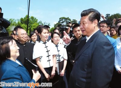 ▲习近平在校园观看北大师生纪念五四运动95周年青春诗会时同朗诵者亲切交谈。 新华社发