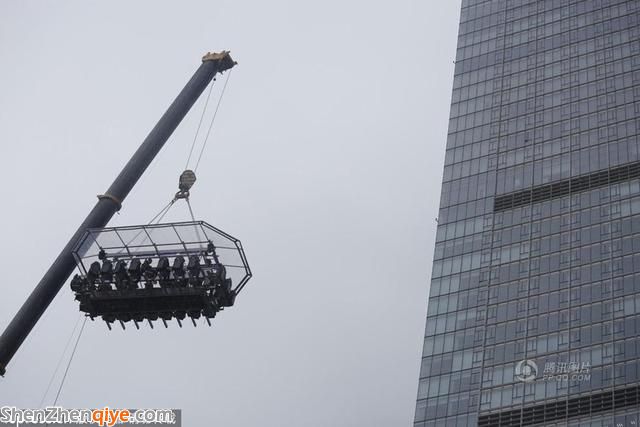 上海现 空中餐厅  吊车牵引悬空50米就餐