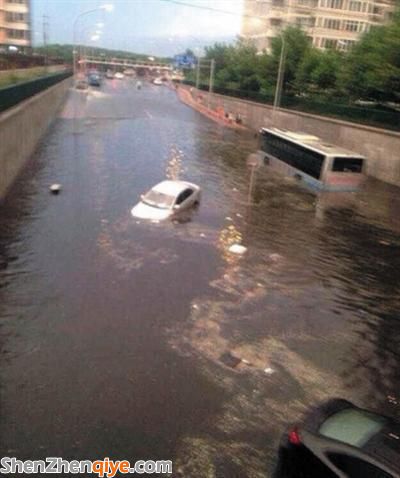 北京暴雨桥下积水淹车 车主弃车逃命