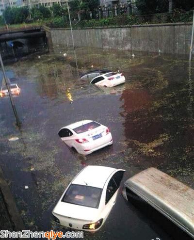 北京暴雨桥下积水淹车 车主弃车逃命