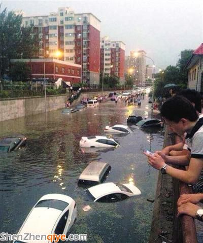 北京暴雨桥下积水淹车 车主弃车逃命