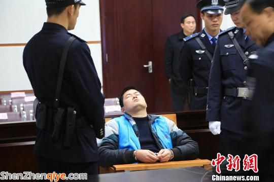 2014年2月17日，法院一审宣判胡平死刑后，他闭上眼睛仰面朝天　钟欣　摄