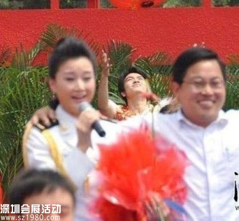 官员后悔曾强搂宋祖英 含沙射影暗讽宋祖英后台不敢得罪成龙