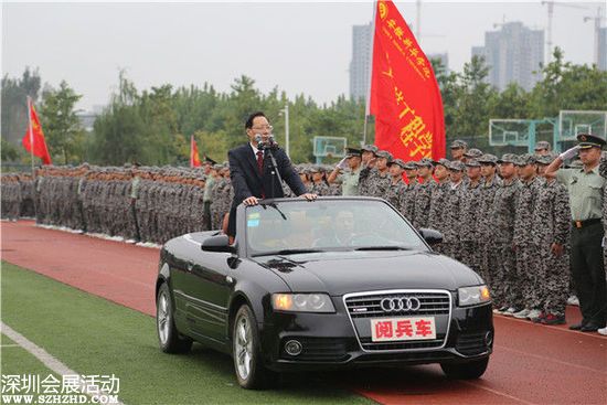 院长石秀和在阅兵车检阅整装待发的新生们。