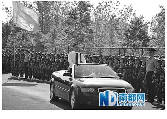 校长乘敞篷车阅兵照片被删 回应:网友太当回事