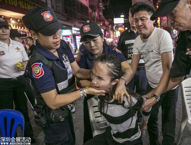 9月21日，泰国芭堤雅，泰国警方在著名的红灯区 步行街 开展打击色情旅游和犯罪行动，以改善城市形象。据悉，被捕的性工作者将被处以10美元的罚款。