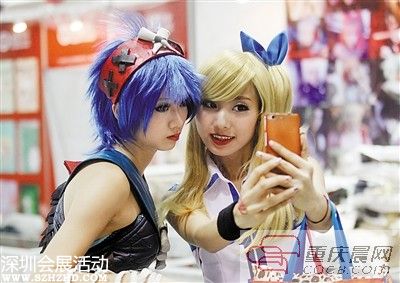 两个COSPLAY扮演者玩自拍。 重庆晨报记者 高科 摄