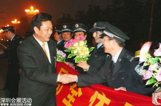 2007年10月24日下午，十七大闭幕后，李连玉24下午返抵邳州，当地随即举行隆重欢迎仪式。驻军、武警、警察、官员、护士、学生、农民全被动员起来。数千官员及民众夹道欢迎，有人点鞭炮、放烟花，有人舞龙舞狮，拉横额，还有乐队演奏。胸前戴着十七大名牌的李连玉在红地毯上昂首阔步，向欢迎者挥手。有年轻姑娘送上鲜花，有年老农妇送上水果，壮观之极。