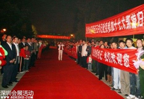 2007年10月24日下午，十七大闭幕后，李连玉24下午返抵邳州，当地随即举行隆重欢迎仪式。驻军、武警、警察、官员、护士、学生、农民全被动员起来。数千官员及民众夹道欢迎，有人点鞭炮、放烟花，有人舞龙舞狮，拉横额，还有乐队演奏。胸前戴着十七大名牌的李连玉在红地毯上昂首阔步，向欢迎者挥手。有年轻姑娘送上鲜花，有年老农妇送上水果，壮观之极。