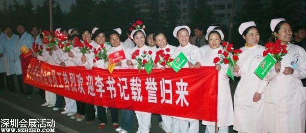 2007年10月24日下午，十七大闭幕后，李连玉24下午返抵邳州，当地随即举行隆重欢迎仪式。驻军、武警、警察、官员、护士、学生、农民全被动员起来。数千官员及民众夹道欢迎，有人点鞭炮、放烟花，有人舞龙舞狮，拉横额，还有乐队演奏。胸前戴着十七大名牌的李连玉在红地毯上昂首阔步，向欢迎者挥手。有年轻姑娘送上鲜花，有年老农妇送上水果，壮观之极。