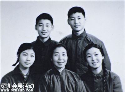 1972年冬，齐心获准带着儿女看望监护中的习仲勋。为了这次相见，齐心和子女专程从外地赶回北京，并拍摄了这张照片。前排右起：齐桥桥、齐心、习安安。后排右起：习近平、习远平。