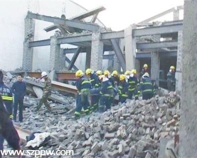 郑州一在建楼房突然倒塌致多人被埋 3人当场死亡