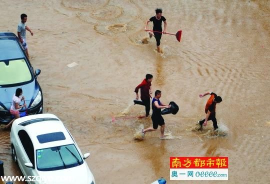 东莞降暴雨街道一片汪洋 市民街头抓鱼