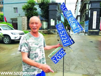 武汉大雨后七旬老人在齐腰深水中捞车牌赚钱(图)