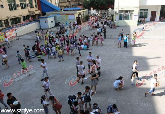 四川巴中一小学被外租开宾馆 三百学生滞留操场