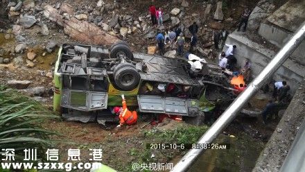 安徽霍山客车坠桥致7人死31人伤 事故原因还在调查中