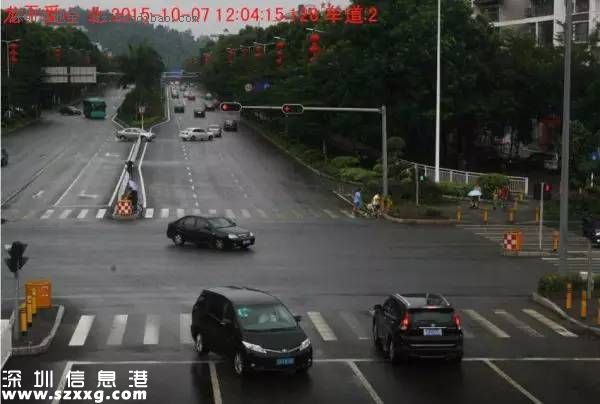 为躲避逆行小汽车 深圳(www.szxxg.com)334路公交冲上人行道