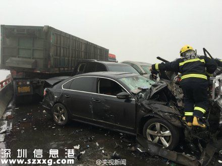 山西高速33辆车相撞6人死亡 又因大雾天气