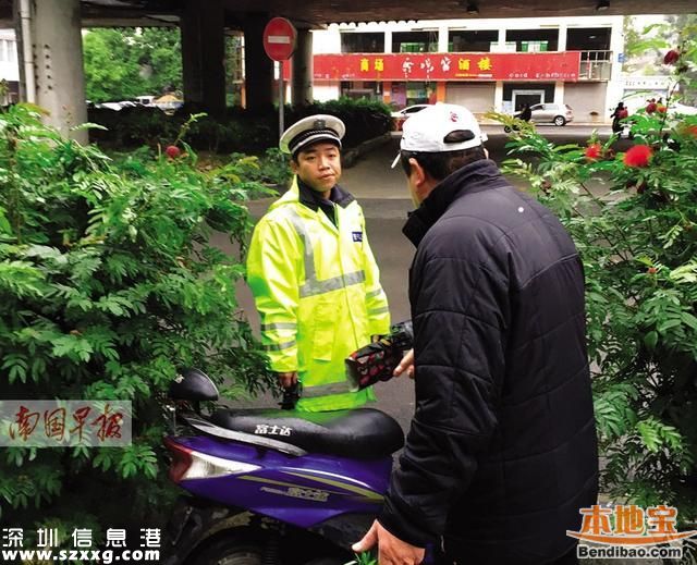 协警躲树丛拍违法车辆 执法方式遭质疑