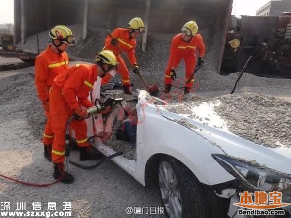 货车侧翻吞没小车 一对情侣惨被掩埋身亡(图文)