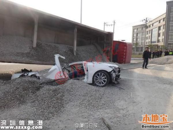 货车侧翻吞没小车 一对情侣惨被掩埋身亡(图文)