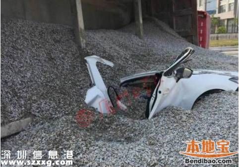 货车侧翻吞没小车 一对情侣惨被掩埋身亡(图文)