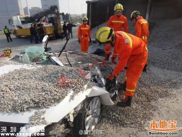 货车侧翻吞没小车 一对情侣惨被掩埋身亡(图文)