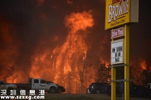 加拿大在燃烧！山火失控，10万人逃离，城市一片废墟……