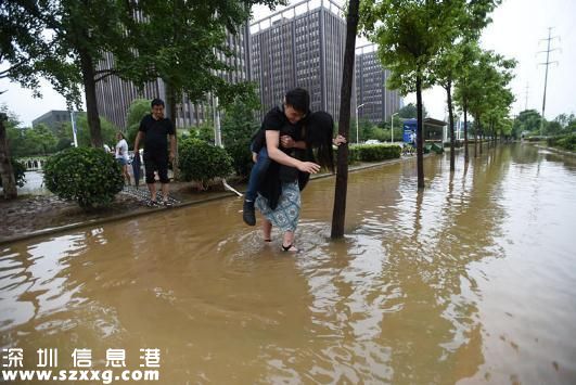 女孩背男友过马路 网友：未来肯定是个好媳妇