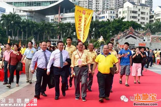 世界黄氏宗亲聚集深圳下沙村 万人吃大盆菜