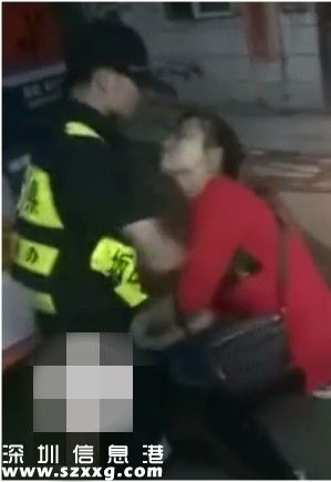 从片中可见，一名戴眼镜的女商贩与一名制服男子争夺做生意的工具，其间女子见争夺僵持，竟连番伸手抓住制服男下体，后者仍坚持不放手，双方扭作一团；争夺过程中女子不时辱骂制服男。