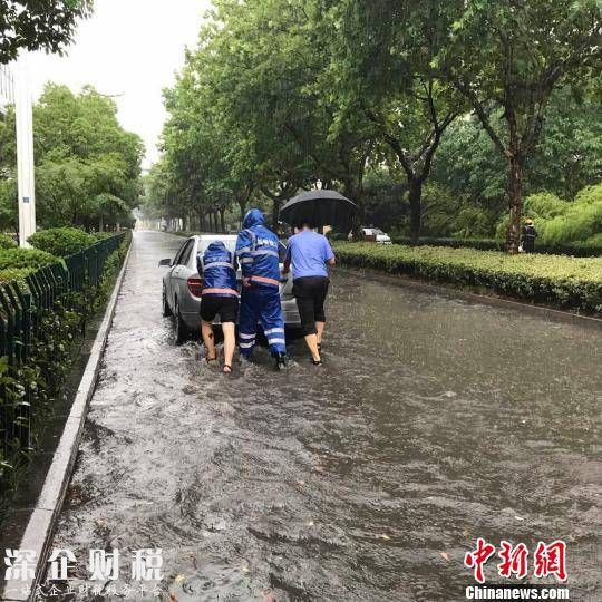 大雨当前，南京当地城管奋战在抢险一线，从清晨就开始排水救灾。　城管供图