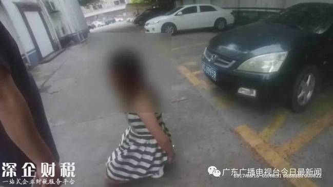 广州：女子行骗别抓 哭着向警察下跪称要见丈夫(图)