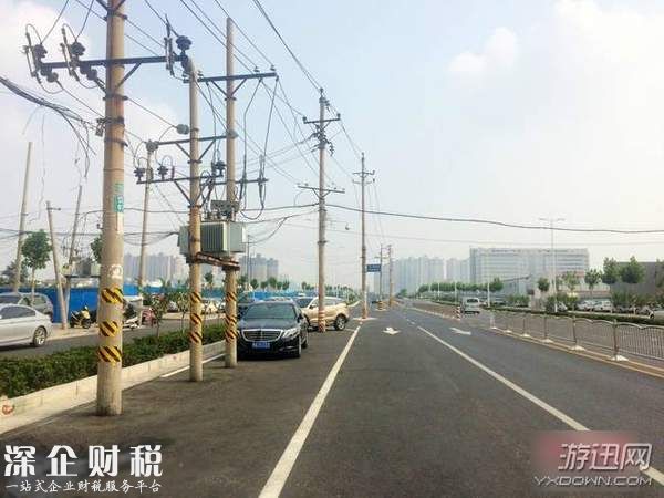 8根电线杆成路霸 老司机都忍不住吐槽：行车如过梅花桩